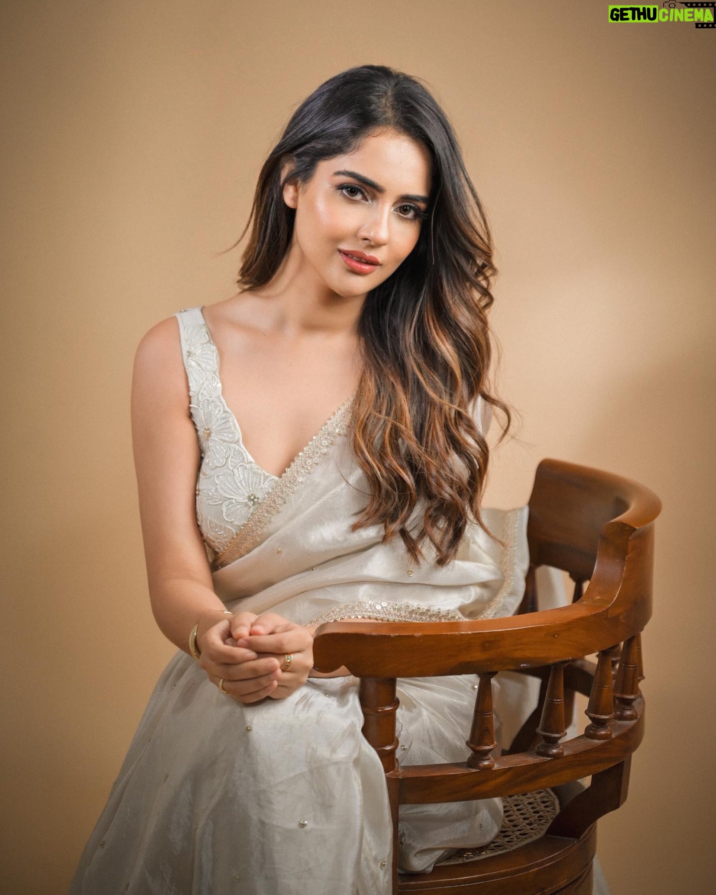 Malvi Malhotra - 3 Likes - Wishing you all Happy Sankranti , Pongal , Lohri .
Many names to one festival but same expression .
May this sunlight motivate you and fill your life with a lot of optimism.
🫶
PC — @deepak_das_photography
HMUA — @monashairandbeauty
Styling — @krishi1606
Wearing — @labelj09
—
#malvimalhotra