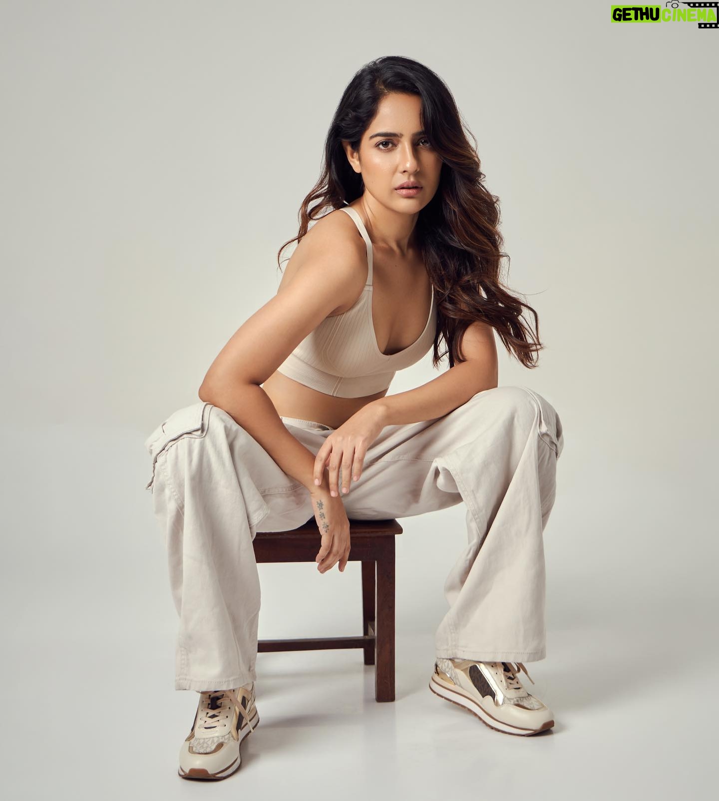 Malvi Malhotra - 3 Likes - 🤍🤍🤍🤍🤍🤍🤍🤍
——
Styling — @roshnipandey__
PC — @trueclick01
HMUA — @sapnanairmakeovers
— #malvimalhotra