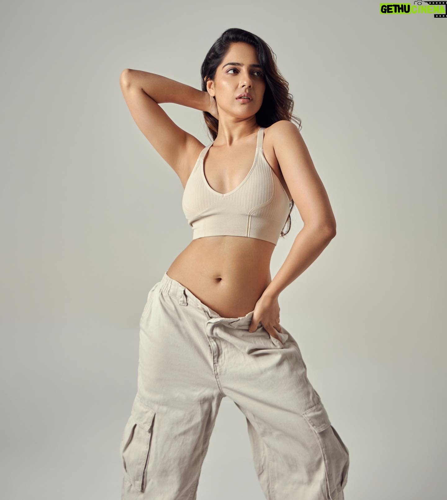 Malvi Malhotra - 3 Likes - 🤍🤍🤍🤍🤍🤍🤍🤍
——
Styling — @roshnipandey__
PC — @trueclick01
HMUA — @sapnanairmakeovers
— #malvimalhotra
