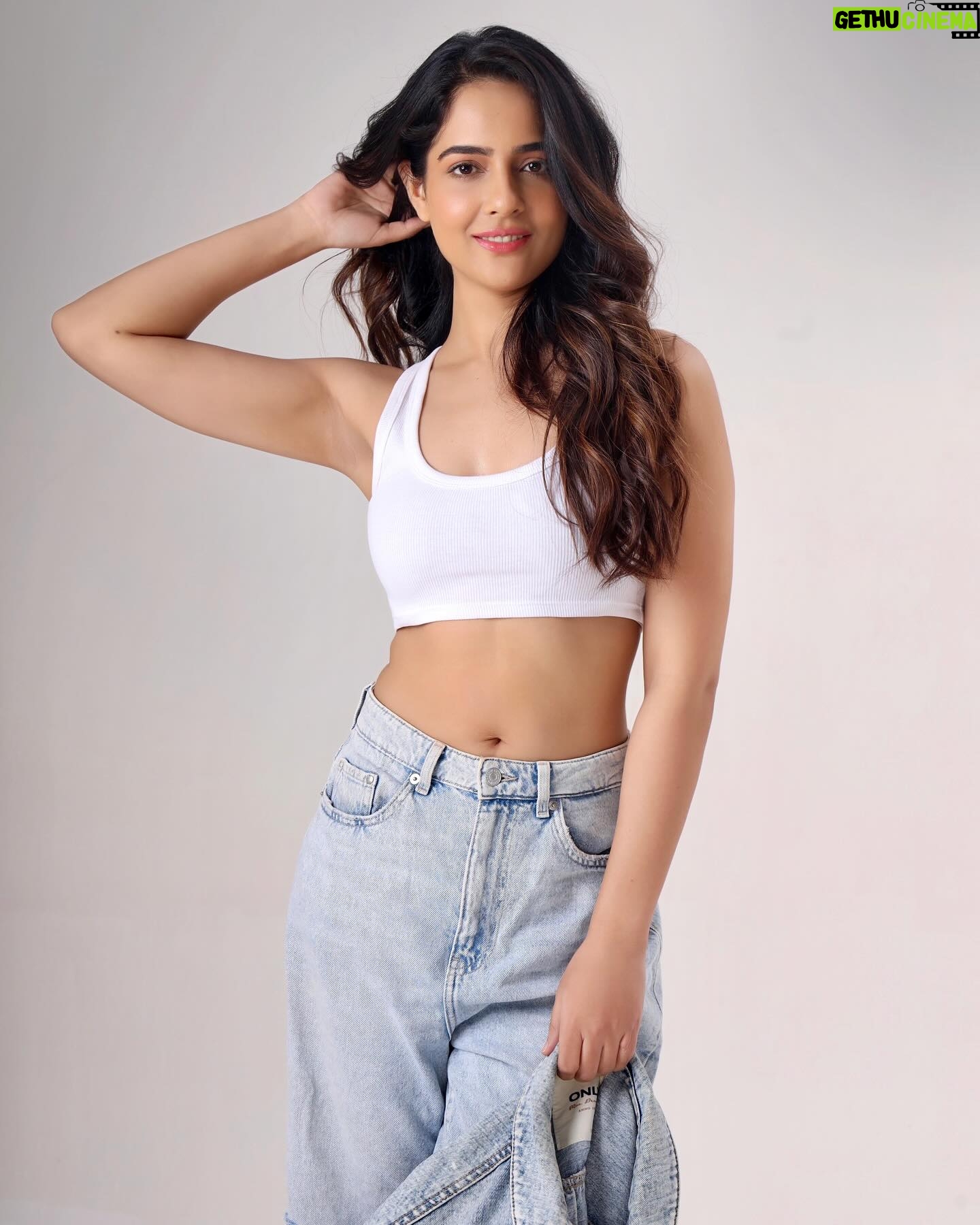 Malvi Malhotra - 3 Likes - 🤍