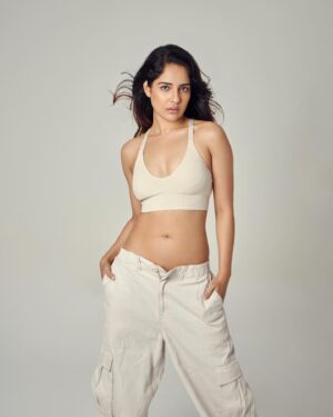 Malvi Malhotra Instagram - NEW YEAR NEW ME 

Happy New Year 🤍

——
Styling — @roshnipandey__ 
PC — @trueclick01 
HMUA — @sapnanairmakeovers 

— #malvimalhotra