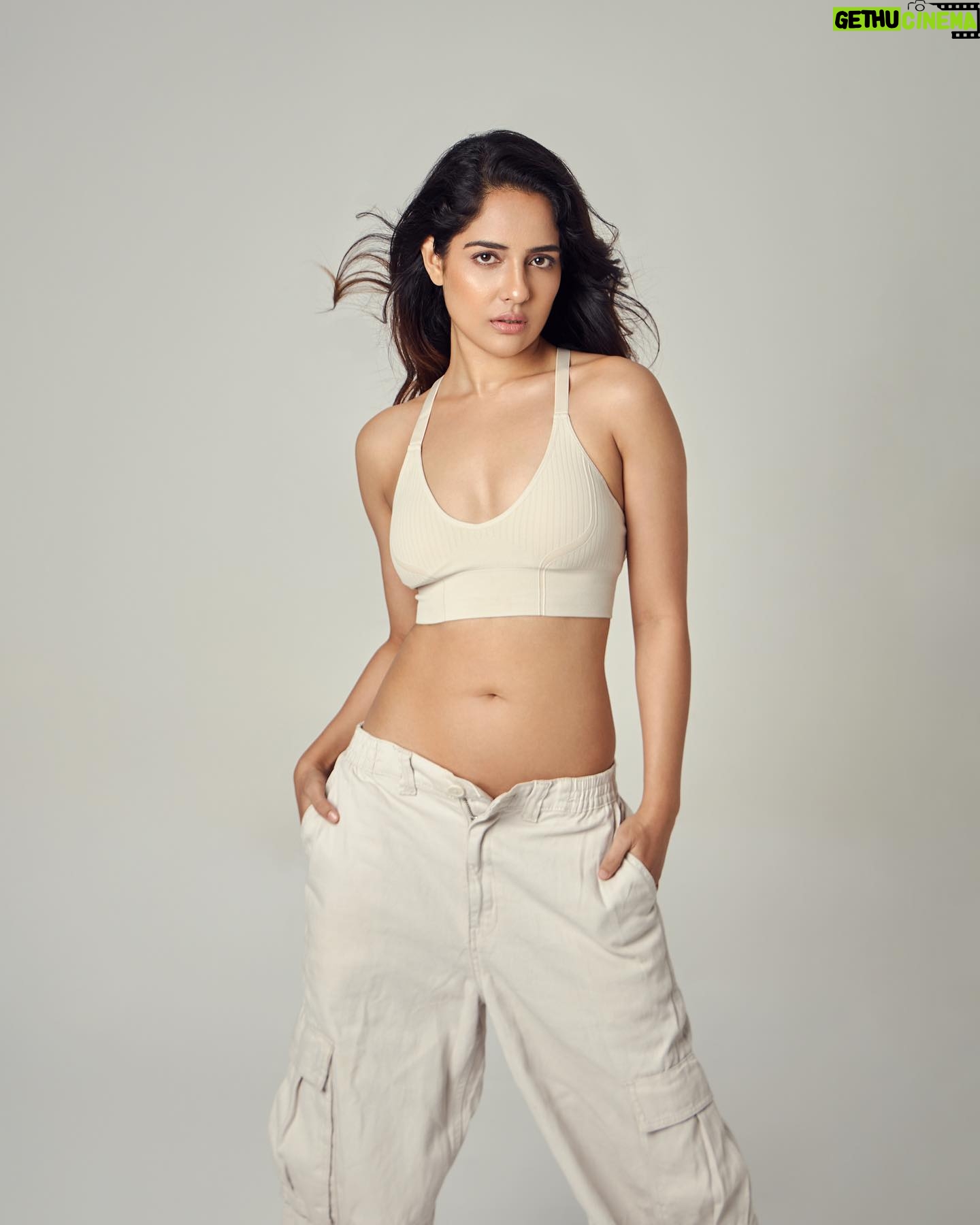 Malvi Malhotra - 3 Likes - NEW YEAR NEW ME
Happy New Year 🤍
——
Styling — @roshnipandey__
PC — @trueclick01
HMUA — @sapnanairmakeovers
— #malvimalhotra