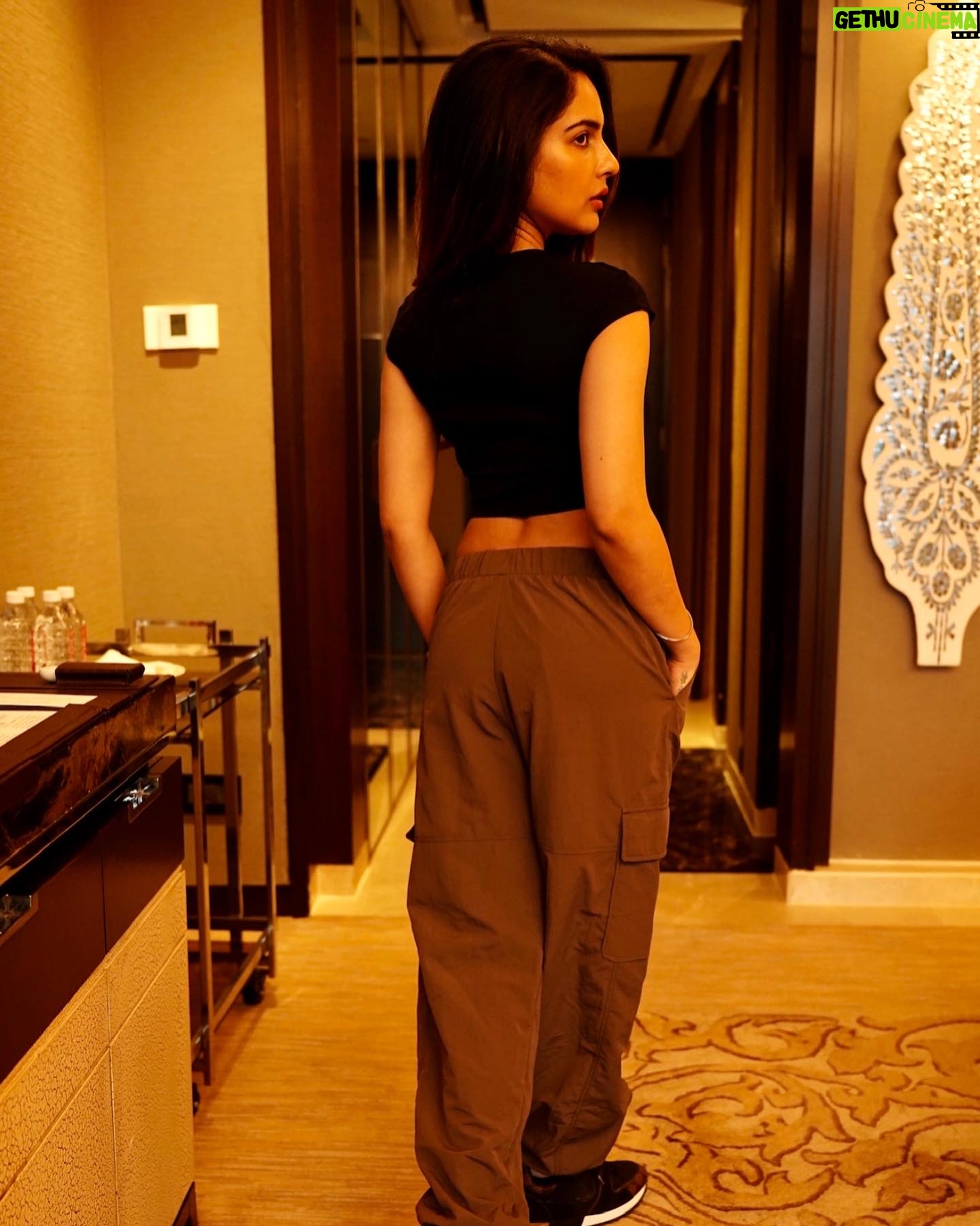Malvi Malhotra - 3 Likes - 🖤🤎
PC — @chiliverishiva
Styled by — @roshnipandey__
—