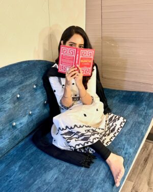 Malvi Malhotra Instagram - THE POWER OF NUNCHI ❤️ 
Eye Measure 

It’s an ability to listen and gauge other’s mood . It’s an ability to sense what is going on around . To know the written and unspoken information from your circumstances. Basically , Reading the air .
It’s very interesting to know NUNCHI through this book. Koreans teach NUNCHI to their kids Since childhood.

Thank you @penguinindia 
For introducing me to this interesting book , it’s so practical game and after knowing and practising NUNCHI , you can actually level up your social game . You will Start understanding people and situations better . 
I would recommend this to everyone . Check it out 💯