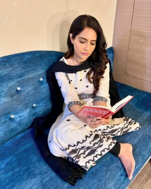 Malvi Malhotra Instagram - THE POWER OF NUNCHI ❤️ 
Eye Measure 

It’s an ability to listen and gauge other’s mood . It’s an ability to sense what is going on around . To know the written and unspoken information from your circumstances. Basically , Reading the air .
It’s very interesting to know NUNCHI through this book. Koreans teach NUNCHI to their kids Since childhood.

Thank you @penguinindia 
For introducing me to this interesting book , it’s so practical game and after knowing and practising NUNCHI , you can actually level up your social game . You will Start understanding people and situations better . 
I would recommend this to everyone . Check it out 💯