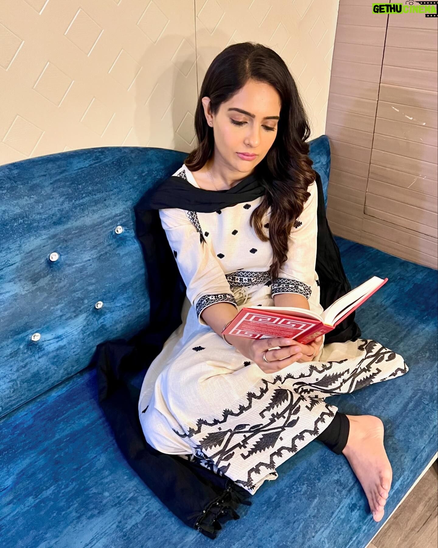 Malvi Malhotra - 3 Likes - THE POWER OF NUNCHI ❤️
Eye Measure
It’s an ability to listen and gauge other’s mood . It’s an ability to sense what is going on around . To know the written and unspoken information from your circumstances. Basically , Reading the air .
It’s very interesting to know NUNCHI through this book. Koreans teach NUNCHI to their kids Since childhood.
Thank you @penguinindia
For introducing me to this interesting book , it’s so practical game and after knowing and practising NUNCHI , you can actually level up your social game . You will Start understanding people and situations better .
I would recommend this to everyone . Check it out 💯