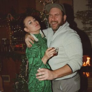 Mamrie Hart Instagram - Claire made her own outfit and 9000 cookies. The only thing I made was my friend do a bathroom photoshoot of a woman who knows her husband is about to leave her. 🍪 🎄 @steve_soroka  @clairethomas