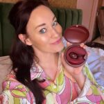 Mamrie Hart Instagram – Santa came lateā¦ā¦ but you donāt have to. Hey yo! 2024 is about taking things into your own hands. Whether thatās a partnership with Bellesa (IYKYK š) or just getting your pleasure up with these hand held goodies. Nowā¦I shall hook yāall up.
EVERYONE who signs up to my giveaway will receive either a free toy or a gift card! All you have to do is: ⨠Click the link in my bio ⨠Sign up with your email ⨠See your gift from @bellesaco 100% discreet shipping & billing ⨠Ships worldwide šš» Tag someone who deserves a vibe!
What should I manifest next? #bellesapartner
