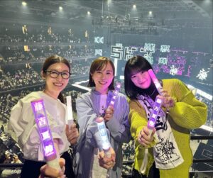 Manami Higa Instagram - 非常にハピネスでした💜🤍💜

つくたべチームで
@fujiyoshi.karin ちゃんの応援へ📣
かりんりんかっこよかった〜🥰🥰🥰

#櫻坂46 
#藤吉夏鈴 
#推し活 
#つくたべドラマ