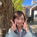 Manami Higa Instagram - ロケが気持ちいい季節に🌷 撮影中、朝からピシッとスーツを着て歩く新社会人の方をお見かけして、こちらも気持ち新たに 今この一瞬を楽しんでいこうと励まされました☺️ 新入生、新社会人の皆さん おめでとうございます㊗️ これからの経験があなたにとって実り多きものとなりますように✌️ @keiji.kenji.hanji