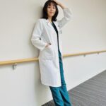 Manami Higa Instagram - やっほい♪ 裕子先生です👩🏻‍⚕️ 前髪切ってパーマかけまして 今日も元気に撮影しております @daibyoinsenkyo_ntv もよろしくね💓 #大病院占拠 #武蔵裕子と申します