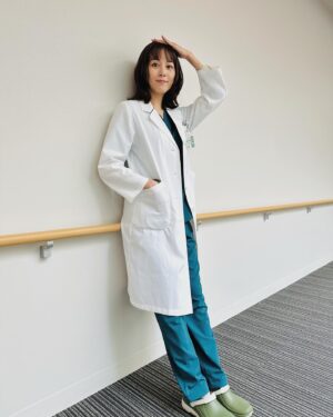 Manami Higa Instagram - やっほい♪

裕子先生です👩🏻‍⚕️
前髪切ってパーマかけまして
今日も元気に撮影しております

@daibyoinsenkyo_ntv もよろしくね💓

#大病院占拠
#武蔵裕子と申します