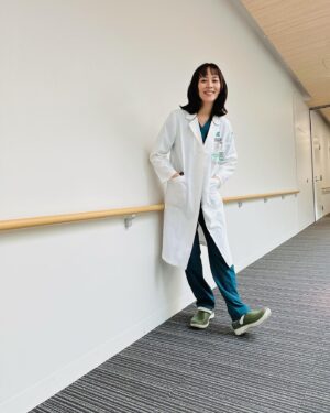 Manami Higa Instagram - やっほい♪

裕子先生です👩🏻‍⚕️
前髪切ってパーマかけまして
今日も元気に撮影しております

@daibyoinsenkyo_ntv もよろしくね💓

#大病院占拠
#武蔵裕子と申します
