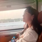 Manami Higa Instagram - 昨年のベトナムロケから早々にドラマ掛け持ちで、もちろん自分の意思でぜひやらせて頂きたい‼︎と決めたものの。。 限界を感じることもあり、 カッコつけられないから素直に言いますが とーーーーっても大変でした😂 スーパーマンやらウーマンなんて実在しなくて、 実際はどんな人も裏で凄く努力してるし、 孤独や葛藤と闘ってるよね？ ダイジョウブなんて言えないよね！？ 弱くて当たり前！！だって大変だもの生きるって。 責任ある立場なら尚更！！ でも、そんな中でも自分のよりどころを何かひとつでも見つけて欲しいなと心から思います。 ちなみに私は、おつまみ作って好きな作品を観ながら晩酌するのが自分へのご褒美です♡ そうやって少しでもいいから自分だけの特別を作ってご機嫌を取るのが自立した人なのかなって。 つくたべの野本さんみたく、 誰かに話すことで「大変なのは自分だけじゃないんだ。」って思えることとか。 そうすると、そうだよね。 共に頑張ろうって前向きになれたり。 私はこの期間、周りのサポートのおかげで乗り越える事が出来て、 やはり人に助けられて生きてるんだな〜 と感謝しつつも、たまには頼りながら自分に優しく生きていくのも良いものだなぁ〜と（もちろん持ちつ持たれつだけどね） なんだかゆるくなれた次第なのでした。 要はね、なんくるないさぁ〜なのかと。 以上。長距離フライトの中 ここ最近で感じた事を書いてみた✒️ 長文失礼しました笑
