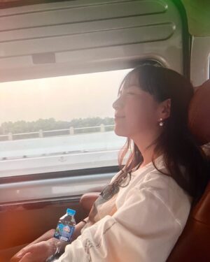 Manami Higa Instagram - 昨年のベトナムロケから早々にドラマ掛け持ちで、もちろん自分の意思でぜひやらせて頂きたい‼︎と決めたものの。。
限界を感じることもあり、
カッコつけられないから素直に言いますが
とーーーーっても大変でした😂

スーパーマンやらウーマンなんて実在しなくて、
実際はどんな人も裏で凄く努力してるし、
孤独や葛藤と闘ってるよね？
ダイジョウブなんて言えないよね！？
弱くて当たり前！！だって大変だもの生きるって。
責任ある立場なら尚更！！

でも、そんな中でも自分のよりどころを何かひとつでも見つけて欲しいなと心から思います。
ちなみに私は、おつまみ作って好きな作品を観ながら晩酌するのが自分へのご褒美です♡
そうやって少しでもいいから自分だけの特別を作ってご機嫌を取るのが自立した人なのかなって。

つくたべの野本さんみたく、
誰かに話すことで「大変なのは自分だけじゃないんだ。」って思えることとか。
そうすると、そうだよね。
共に頑張ろうって前向きになれたり。

私はこの期間、周りのサポートのおかげで乗り越える事が出来て、
やはり人に助けられて生きてるんだな〜
と感謝しつつも、たまには頼りながら自分に優しく生きていくのも良いものだなぁ〜と（もちろん持ちつ持たれつだけどね）
なんだかゆるくなれた次第なのでした。
要はね、なんくるないさぁ〜なのかと。

以上。長距離フライトの中
ここ最近で感じた事を書いてみた✒️
長文失礼しました笑