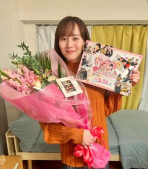 Manami Higa Instagram - crank upの時の私たち🎉

恵未が子どもみたいに泣いてて愛おしくて☺️
充実した日々だったことが
この写真に溢れてる💐💕

@nhk_yorudora 
#つくたべドラマ