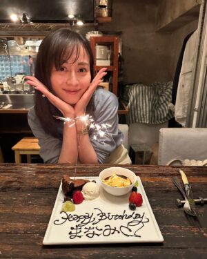 Manami Higa Instagram - crank upのご褒美飯🍴🍖😋💕
早めの誕生日も祝ってもらいました🎂
thank you🩵💛💜