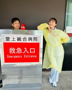 Manami Higa Instagram - 『DOCTORS～最強の名医～ファイナル』 
2023年新春SPドラマで帰ってきます‼︎

そして、なんと今回でラストです😢
11年間も同じ作品に関わるのは初めての事で
ライフワークだったから正直寂しさもありますが。。
とにかく、今回もたくさん笑って気分爽快になれる事間違いなし‼︎
なので皆さまお楽しみに〜🚑🩺

主演の沢村一樹さんはじめ、
素敵な共演者やスタッフさん達との時間はかけがえないものでした。
和やかに楽しめる空間で宮部佐知を演じられたこと本当に感謝です♡

#doctors
#テレビ朝日系