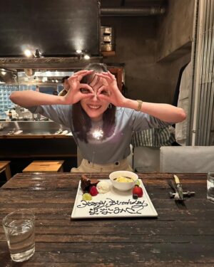 Manami Higa Instagram - crank upのご褒美飯🍴🍖😋💕
早めの誕生日も祝ってもらいました🎂
thank you🩵💛💜