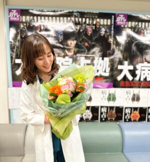 Manami Higa Instagram - 終わったぁ〜
闘い抜きました✌️

裕子先生を演じられて、今までの作品を通して得たものというか。。
経験して来た引き出しをたくさん出せた感覚があって、すべては無意味じゃないんだなって。

とにかく、尊敬できる人達に囲まれてお仕事出来ることがこんなにも有り難く、確実に私の生きがいになっているのだと実感出来た作品でした。

放送は最終回を残すのみですが、
ラストまで楽しんで頂けることを祈りつつ。
今日で卒業させて頂きます💐

本当にありがとうございました‼︎

@daibyoinsenkyo_ntv