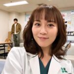 Manami Higa Instagram - アクスタ実写版🕺✨ 座長自ら協力してくれました笑 たくさん笑って楽しく撮影進んでます💜 物語も後半戦‼︎ 今夜はついに鬼さん全員解禁👹 ぜひご覧ください〜🏥🚔 @daibyoinsenkyo_ntv