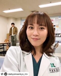 Manami Higa Instagram - アクスタ実写版🕺✨ 座長自ら協力してくれました笑 たくさん笑って楽しく撮影進んでます💜 物語も後半戦‼︎ 今夜はついに鬼さん全員解禁👹 ぜひご覧ください〜🏥🚔 @daibyoinsenkyo_ntv