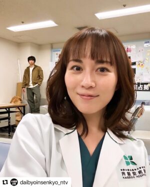Manami Higa Instagram - アクスタ実写版🕺✨
座長自ら協力してくれました笑

たくさん笑って楽しく撮影進んでます💜

物語も後半戦‼︎
今夜はついに鬼さん全員解禁👹
ぜひご覧ください〜🏥🚔

@daibyoinsenkyo_ntv