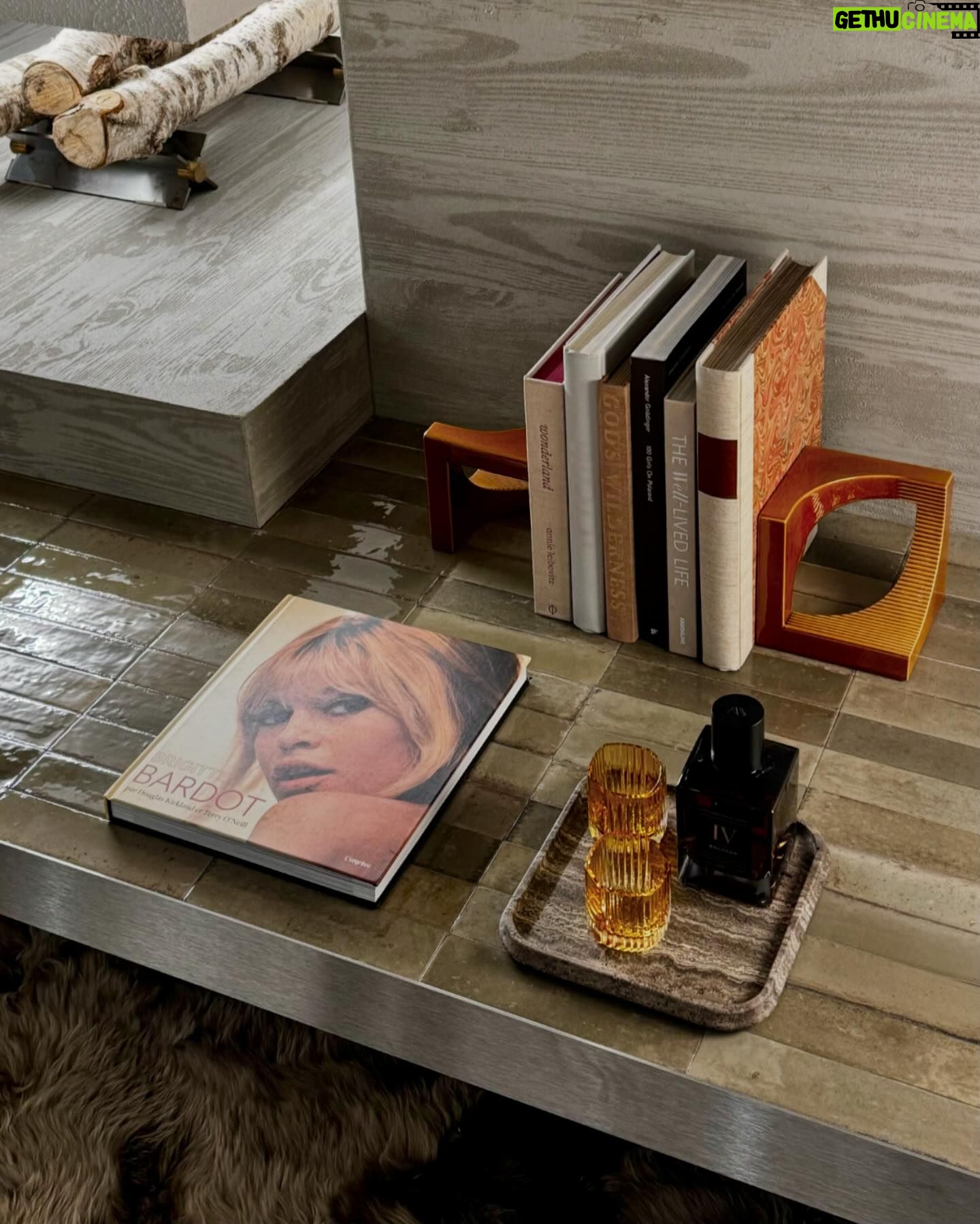Mandana Karimi Instagram - @minotti_spa 2024 @isaloniofficial was Seventies style, olive green, beige, white, pony leather colour style, rounded soft shapes into contained volumes.
