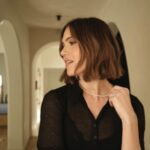 Mandy Moore Instagram - Saturday morning podcast glam, with a side of 💇‍♀️. Haircut and color by @barbdoeshair, makeup by @brittanykleslie.