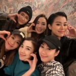 Mandy Wong Instagram - 天氣好凍，但我地好hot好熱辣辣， 滾吓烚吓傾吓 with my sistersss @victorianera_hk The next station is 。。。🔥🔥🔥 @selenaleelalee @nwuuu @paisleyhu @myoliemyolie @elaine_yiu #胡說八道世界巡迴演唱會