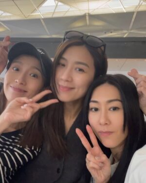 Mandy Wong Instagram - 我哋合體啦💋
我哋出發啦✈️
我哋準備開show啦💕
我哋要跳舞啦💃🏻
我哋要大合唱啦😍
你哋準備好未呀……

@nwuuu @elaine_yiu @selenaleelalee @myoliemyolie 
#胡說八道去出show