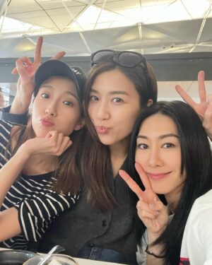 Mandy Wong Instagram - 我哋合體啦💋
我哋出發啦✈️
我哋準備開show啦💕
我哋要跳舞啦💃🏻
我哋要大合唱啦😍
你哋準備好未呀……

@nwuuu @elaine_yiu @selenaleelalee @myoliemyolie 
#胡說八道去出show
