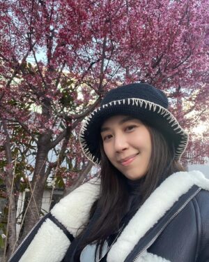 Mandy Wong Instagram - 千辛萬苦，終於比我捕捉到一棵早開嘅櫻花🌸🫣
唯有食番杯限量版櫻花雪糕，感受下盛開的Sakura~