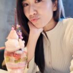 Mandy Wong Instagram - 千辛萬苦，終於比我捕捉到一棵早開嘅櫻花🌸🫣 唯有食番杯限量版櫻花雪糕，感受下盛開的Sakura~