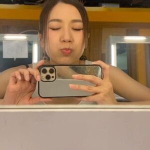 Mandy Wong Instagram - 呢一刻，難以用三言兩語形容我嘅心情，百感交集……🥹 多謝TVB，多謝呢個地方多年嚟孕育我，栽培我，一步一腳印，踏實地慢慢走到今天～ 特別多謝遇到嘅每一位監製以及愛錫我嘅台前幕後，能認識到一班好戰友，相遇相知，一起成長互勉，我確實是很幸運🙏🏻！ 多謝鵪鶉妹、蘇鳳蓮、關二嫂、泥水妹、美雪、蘇文強、方寧、方以因、芷若、madam G、游雁星、張心月還有顧晴天，多謝您地帶比我美好嘅回憶，喺我心入面每個角色都充滿着溫度和份量😌💕 接落嚟嘅新一頁，我期待遇到更多嘅角色，喺不同嘅舞台上，迎接更多挑戰，I’m ready！💪🏻✨🌟
