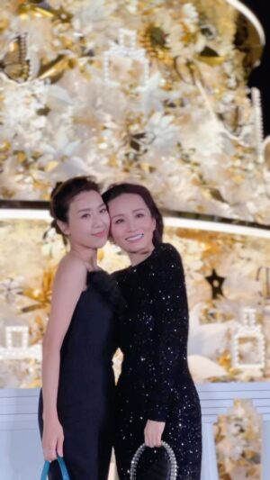 Mandy Wong Instagram - Yay… Girls night Out ✨🌟
Christmas is loading …… 🎅🏼🎅🏼🎅🏼
@paisleyhu 

@diorbeauty #Dreamindior #DiorHoliday