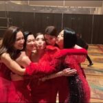 Mandy Wong Instagram – 我哋又多咗一塊瘋狂又美好的回憶拼圖😌
聽到大家嘅歡呼聲，咩都值得既~ 下次我哋再跳多啲，跳勁啲，想唔想先？🤭🤭

 @myoliemyolie @nwuuu @selenaleelalee @elaine_yiu 

特別多謝今次的排舞師 @ng_christy 
幫我哋排咗隻sexy又型的opening Dance 💃🏻🔥

亦要感謝美人 @christineng 當我們特別嘉賓❤️
@joy_entertainment_usa 

#胡說八道世界巡迴演唱會 
#girlsnight❤️ 
#bestMemories