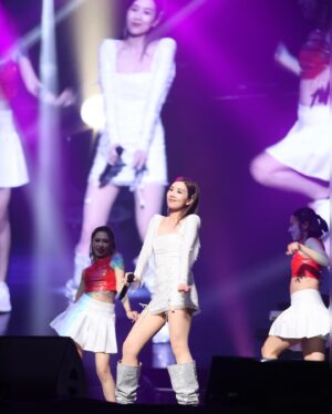 Mandy Wong Instagram - Happy Boxing Day💕🎄 Great day to give Love, spread Joy and Sparkle!
珍惜在台上的每一刻~ 

Special thanks  @ivanyoungofficial for dressing us and elegance of your designs, which make us truly stand out at this concert 💫 

Also thanks to 
@herculesaudio_hk 
@crystalsoundaudio 
我終於有屬於自己的Ear Mon啦😍 Love them so much!

#胡說八道世界巡迴演唱會
@joy_entertainment_usa