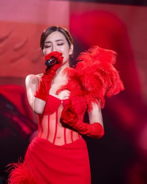 Mandy Wong Instagram - Happy Boxing Day💕🎄 Great day to give Love, spread Joy and Sparkle!
珍惜在台上的每一刻~ 

Special thanks  @ivanyoungofficial for dressing us and elegance of your designs, which make us truly stand out at this concert 💫 

Also thanks to 
@herculesaudio_hk 
@crystalsoundaudio 
我終於有屬於自己的Ear Mon啦😍 Love them so much!

#胡說八道世界巡迴演唱會
@joy_entertainment_usa