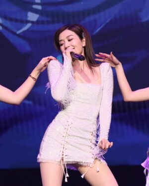 Mandy Wong Instagram - Happy Boxing Day💕🎄 Great day to give Love, spread Joy and Sparkle!
珍惜在台上的每一刻~ 

Special thanks  @ivanyoungofficial for dressing us and elegance of your designs, which make us truly stand out at this concert 💫 

Also thanks to 
@herculesaudio_hk 
@crystalsoundaudio 
我終於有屬於自己的Ear Mon啦😍 Love them so much!

#胡說八道世界巡迴演唱會
@joy_entertainment_usa