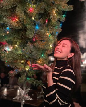 Mandy Wong Instagram - 2023年的生日非常特別，好想好好地記錄落嚟！
雖然今年嘅生日唔喺香港，
但能夠同一班好姊妹喺巡唱的首站中渡過，很值得紀念的旅程！謝謝有您們，還記得當我地唱著合唱時，只要一對上眼就會🥹😢😭真係要逃避眼神先唱到落去，唔係講少！
今年的生日願望係。。。😏🙏🏻
希望我哋繼續good show，下一站 @thundervalley ，衝呀💃🏻
@paisleyhu 下次等你歸隊！
@myoliemyolie @selenaleelalee @elaine_yiu @nwuuu 

#胡說八道世界巡迴演唱會 
#sisterslove 
@joy_entertainment_usa