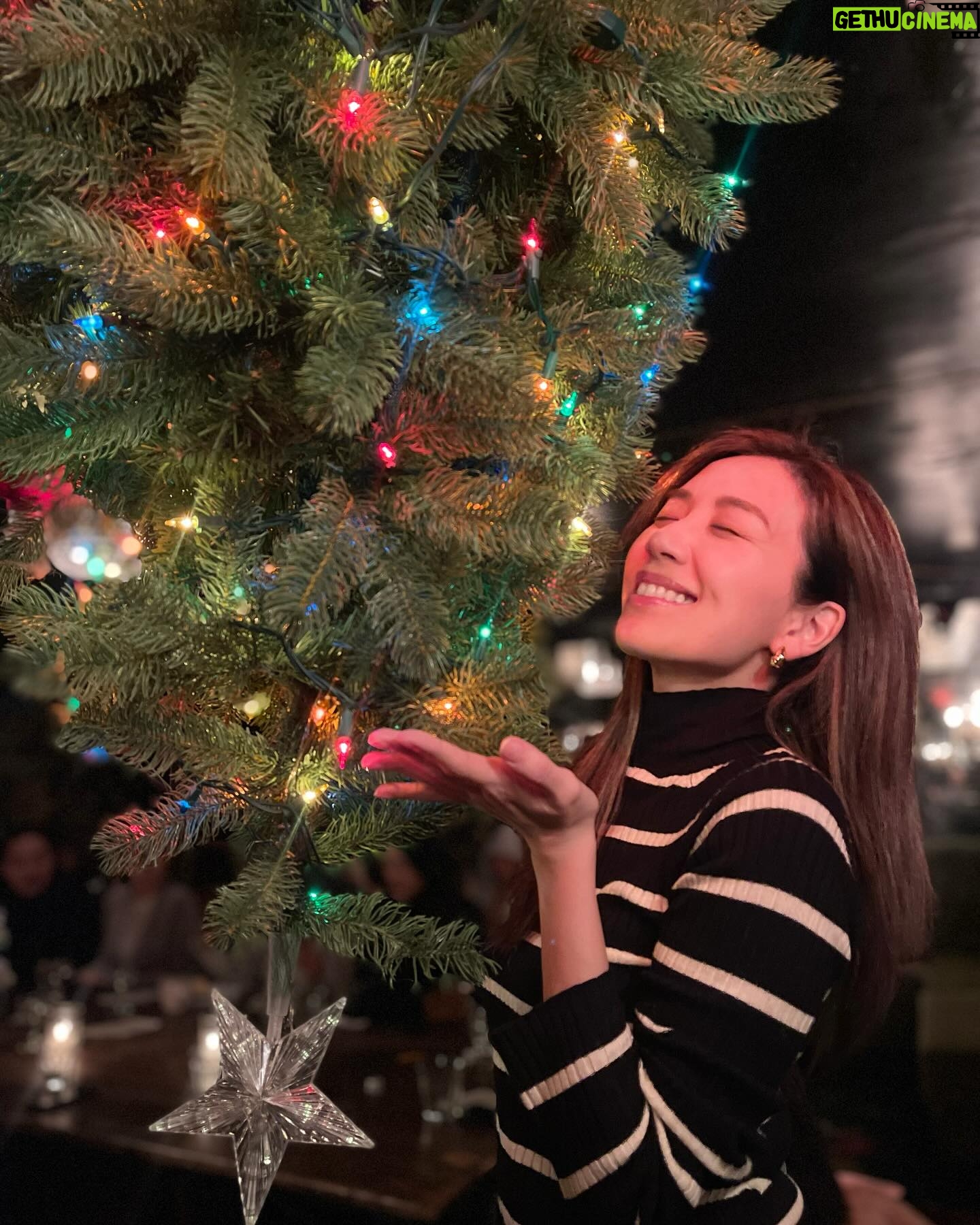 Mandy Wong - 16.8K Likes - 2023年的生日非常特別,好想好好地記錄落嚟!
雖然今年嘅生日唔喺香港,
但能夠同一班好姊妹喺巡唱的首站中渡過,很值得紀念的旅程!謝謝有您們,還記得當我地唱著合唱時,只要一對上眼就會🥹😢😭真係要逃避眼神先唱到落去,唔係講少!
今年的生日願望係。。。😏🙏🏻
希望我哋繼續good show,下一站 @thundervalley ,衝呀💃🏻
@paisleyhu 下次等你歸隊!
@myoliemyolie @selenaleelalee @elaine_yiu @nwuuu
#胡說八道世界巡迴演唱會
#sisterslove
@joy_entertainment_usa