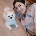 Mandy Wong Instagram - 好耐無同呢粒糯米糍Mochi合照，終於肯望鏡頭啦🫣🥹🙏🏻 🐶有人話我哋越嚟越似樣😯