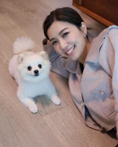 Mandy Wong Instagram - 好耐無同呢粒糯米糍Mochi合照，終於肯望鏡頭啦🫣🥹🙏🏻 🐶有人話我哋越嚟越似樣😯