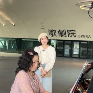 Mandy Wong Instagram - 謝謝智雯老師的見面禮🥹🥹🥹 演奏得太好啦，現場聽真的很震撼， 所有回憶都返嚟啦😌 #三個女人一個因 #無雙 #尋找世界另一個我台灣篇