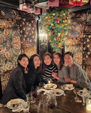 Mandy Wong Instagram - 2023年的生日非常特別，好想好好地記錄落嚟！
雖然今年嘅生日唔喺香港，
但能夠同一班好姊妹喺巡唱的首站中渡過，很值得紀念的旅程！謝謝有您們，還記得當我地唱著合唱時，只要一對上眼就會🥹😢😭真係要逃避眼神先唱到落去，唔係講少！
今年的生日願望係。。。😏🙏🏻
希望我哋繼續good show，下一站 @thundervalley ，衝呀💃🏻
@paisleyhu 下次等你歸隊！
@myoliemyolie @selenaleelalee @elaine_yiu @nwuuu 

#胡說八道世界巡迴演唱會 
#sisterslove 
@joy_entertainment_usa