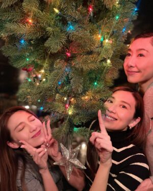 Mandy Wong Instagram - 2023年的生日非常特別，好想好好地記錄落嚟！
雖然今年嘅生日唔喺香港，
但能夠同一班好姊妹喺巡唱的首站中渡過，很值得紀念的旅程！謝謝有您們，還記得當我地唱著合唱時，只要一對上眼就會🥹😢😭真係要逃避眼神先唱到落去，唔係講少！
今年的生日願望係。。。😏🙏🏻
希望我哋繼續good show，下一站 @thundervalley ，衝呀💃🏻
@paisleyhu 下次等你歸隊！
@myoliemyolie @selenaleelalee @elaine_yiu @nwuuu 

#胡說八道世界巡迴演唱會 
#sisterslove 
@joy_entertainment_usa