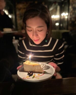 Mandy Wong Instagram - 2023年的生日非常特別，好想好好地記錄落嚟！
雖然今年嘅生日唔喺香港，
但能夠同一班好姊妹喺巡唱的首站中渡過，很值得紀念的旅程！謝謝有您們，還記得當我地唱著合唱時，只要一對上眼就會🥹😢😭真係要逃避眼神先唱到落去，唔係講少！
今年的生日願望係。。。😏🙏🏻
希望我哋繼續good show，下一站 @thundervalley ，衝呀💃🏻
@paisleyhu 下次等你歸隊！
@myoliemyolie @selenaleelalee @elaine_yiu @nwuuu 

#胡說八道世界巡迴演唱會 
#sisterslove 
@joy_entertainment_usa