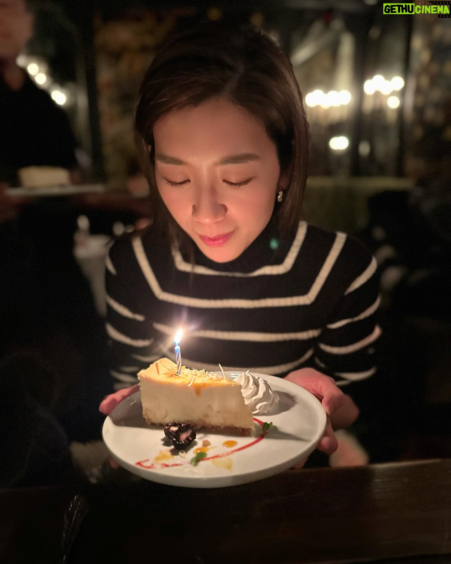 Mandy Wong - 16.8K Likes - 2023年的生日非常特別,好想好好地記錄落嚟!
雖然今年嘅生日唔喺香港,
但能夠同一班好姊妹喺巡唱的首站中渡過,很值得紀念的旅程!謝謝有您們,還記得當我地唱著合唱時,只要一對上眼就會🥹😢😭真係要逃避眼神先唱到落去,唔係講少!
今年的生日願望係。。。😏🙏🏻
希望我哋繼續good show,下一站 @thundervalley ,衝呀💃🏻
@paisleyhu 下次等你歸隊!
@myoliemyolie @selenaleelalee @elaine_yiu @nwuuu
#胡說八道世界巡迴演唱會
#sisterslove
@joy_entertainment_usa