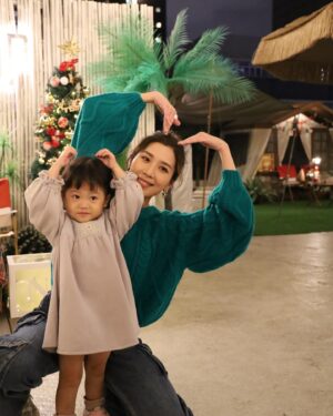 Mandy Wong Instagram - 今年嘅fans gathering別具意義，謝謝你們為我準備嘅，不需要完美，有愛便足夠💕🫶🏻

“人大了，難得放肆地笑
才會懂 煩惱盡量忘掉”
最近常常Loop嘅歌曲，很有意思！下次我哋要一齊唱！💕💕
@mandywong_official_fc

#growtogether 
#staytogether❤️